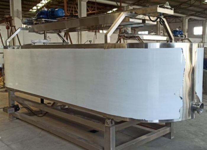 公司新增奶酪制作設(shè)備—不銹鋼奶酪槽、奶油摔打機(jī)